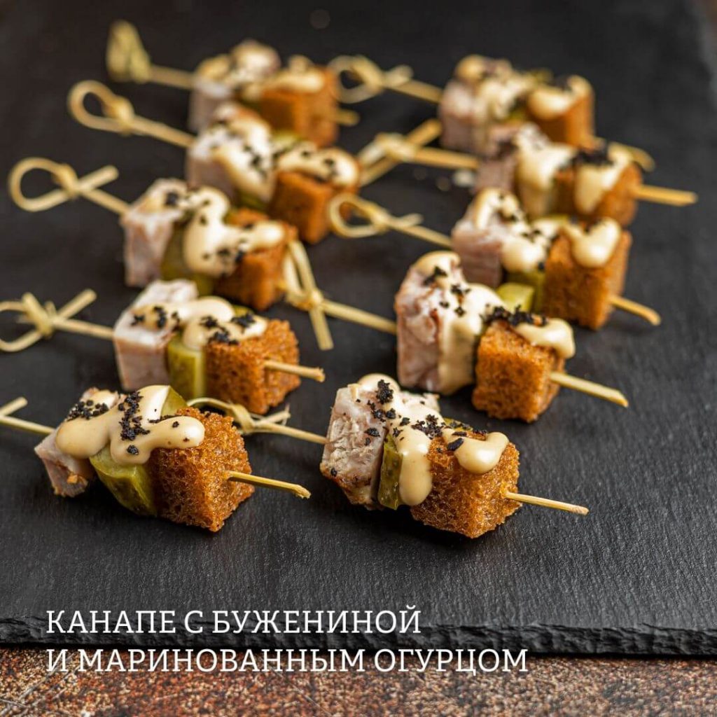 KANAPE S BUZHENINOJ